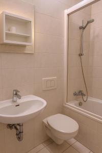 un bagno con lavandino, WC e doccia di Apartment für Monteure in Merseburg a Merseburg