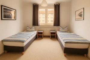 due letti in una stanza con finestra di Apartment für Monteure in Merseburg a Merseburg