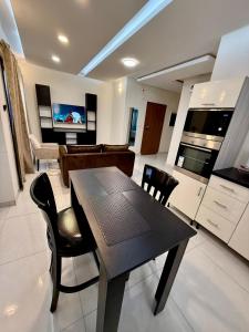 a kitchen and living room with a table and chairs at Appart'Hotels TEK & TEY in Dakar