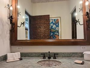 卡波圣卢卡斯Exquisite escape villas的浴室里有洗手池和镜子