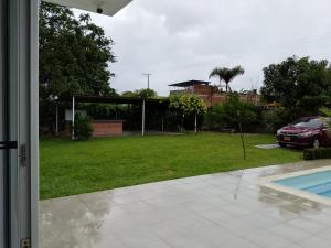 里韦拉Casa HOTEL campestre TranKilandia的通往院子的敞开的门，院子里有一个足球场