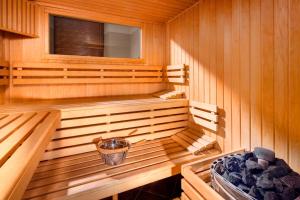 eine Holzsauna mit einem Eimer in der Mitte in der Unterkunft Hotel Unicus Krakow Old Town - Destigo Hotels in Krakau