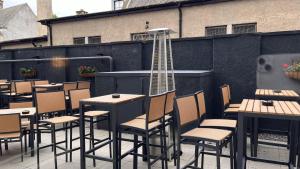 Un grupo de mesas y sillas en un patio. en B&B HOTEL Inverness, en Inverness