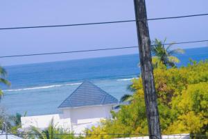 un edificio con vista al mar en Jmapartment and shopping center, en Matemwe