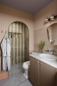 Coral Bells - Cozy One Bedroom Villa at Petite Acres في نيو بافالو: حمام مع حوض ومرحاض