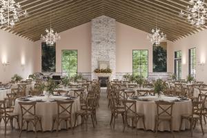 Coral Bells - Cozy One Bedroom Villa at Petite Acres في نيو بافالو: قاعة حفلات مع طاولات وكراسي وثريات +4 صور