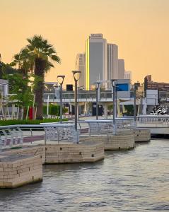 una fila de bancos en el agua en una ciudad en Coze Suite Nile River, en El Cairo
