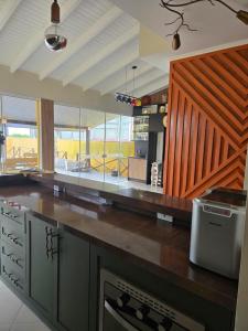 Кухня или мини-кухня в Casa amarela
