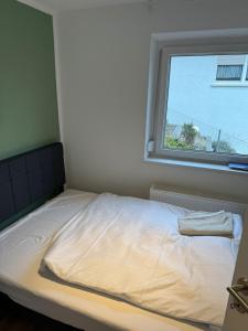 un letto non rifatto in una stanza con finestra di Stilvolles Apartment,Familien und Gruppen,3SZ,Legoland,Ulmer Münster,bis6P a Blaustein Altre 18 foto