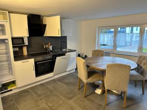 Η κουζίνα ή μικρή κουζίνα στο Moderne 80qm mit Terrasse, Wlan und Parkplatz - Nähe Nürburgring