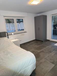 Ένα ή περισσότερα κρεβάτια σε δωμάτιο στο Moderne 80qm mit Terrasse, Wlan und Parkplatz - Nähe Nürburgring