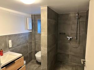 Ένα μπάνιο στο Moderne 80qm mit Terrasse, Wlan und Parkplatz - Nähe Nürburgring