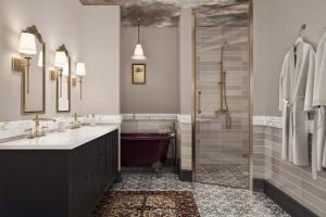 ein Badezimmer mit zwei Waschbecken und einer Dusche in der Unterkunft Maison Foxglove - Petite Acres Chateau in New Buffalo