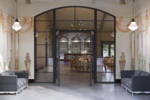 eine große Glastür in einem Raum mit einem Tisch in der Unterkunft Maison Foxglove - Petite Acres Chateau in New Buffalo + 4 Fotos