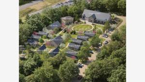 einen Blick über ein Gebäude mit einem Parkplatz in der Unterkunft Maison Foxglove - Petite Acres Chateau in New Buffalo