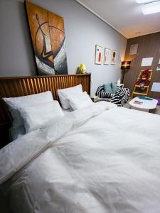 利川市Icheon Hutis stay的房间里有一张白色大床的卧室