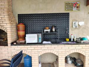 Kuchyň nebo kuchyňský kout v ubytování Chalé da Márcia com Piscina e Churrasqueira Privativos