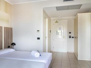 Ένα ή περισσότερα κρεβάτια σε δωμάτιο στο B&B HOTEL Pomezia Cortese +18 φωτογραφίες