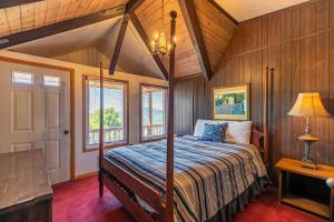 ein Schlafzimmer mit einem Bett in einem Zimmer mit Holzwänden in der Unterkunft Endless Vistas in Seven Devils