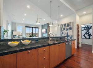 Una cocina grande con dos cuencos en la encimera. en Elegant Three-Bedroom Beachfront Home With Wide Ocean Views, en Redondo Beach