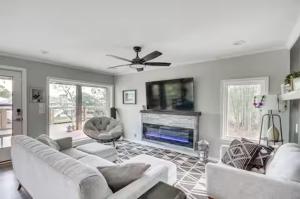 ein Wohnzimmer mit weißen Möbeln und einem Kamin in der Unterkunft Luxury Waterfront property in Bay Saint Louis