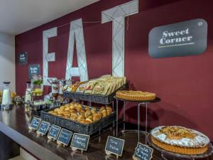 eine Bäckereitheke mit verschiedenen Gebäcksorten und Kuchen in der Unterkunft B&B Hotel Firenze Novoli in Florenz + 12 Fotos