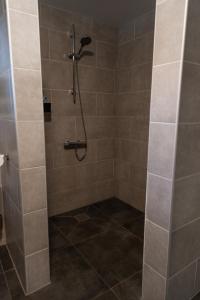 Ένα μπάνιο στο Landelijk gelegen bungalow De Kleine Wulfter