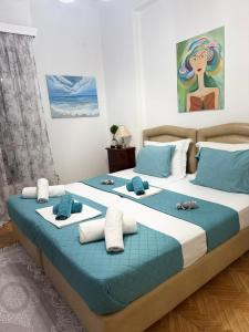 ein Schlafzimmer mit einem großen Bett, auf dem Handtücher liegen in der Unterkunft Casa Esmeralda Faliro in Athen + 42 Fotos