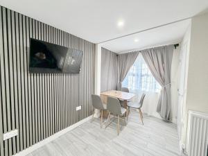 TV a/nebo společenská místnost v ubytování Alisha Town House