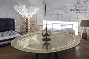 een glazen tafel in een woonkamer met een lamp bij Vivez dans cet ancien semaphore avec vue mer in Les Sables-dʼOlonne +21 foto's