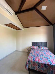 Giường trong phòng chung tại Casa perto da praia a 5 minutos