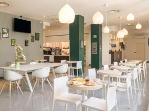 Un restaurante u otro lugar para comer en B&B Hotel Faenza