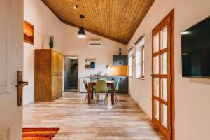 eine Küche und ein Esszimmer mit Tisch und Stühlen in der Unterkunft Matild Country Hotel in Nemesvita