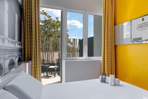 Habitación con ventana grande con vistas a un patio. en B&B Hotel Roma Pietralata Tiburtina, en Roma 27 fotos más