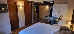 una camera da letto con un letto bianco in una stanza di La Tour de la Chapelle - Parking privé a Obernai