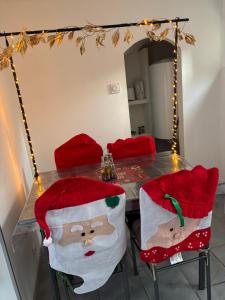 Una mesa de comedor con sillas de Papá Noel. en Chez Aurore, en Port-de-Bouc