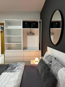 Una cama o camas en una habitación de Apartman Riva Parking Garaža