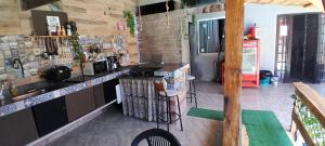 Кухня или мини-кухня в Fagundes Hostel 2 Itaipuaçu
