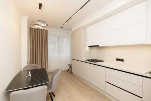 O bucătărie sau chicinetă la Modern & Cozy 1-Bedroom Apartment in Chisinau
