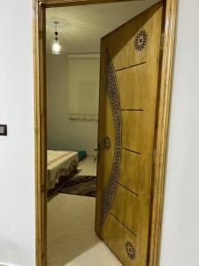 a wooden door in a room with a bedroom at Dar diyafa kannoua in Tangier