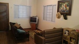 TV a/nebo společenská místnost v ubytování Chacara do Holandes Voador