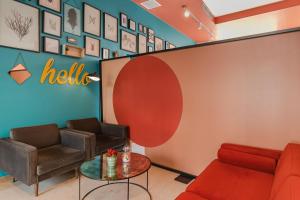 ein Wartezimmer mit zwei Stühlen und einem Tisch in der Unterkunft B&B Hotel Treviso in Treviso