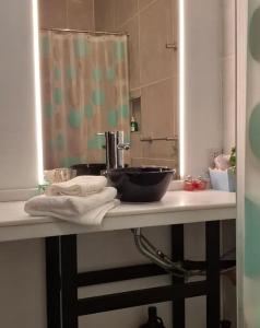 un bancone del bagno con lavandino e specchio di Alto Las Loicas B&B a Esquel Altre 13 foto