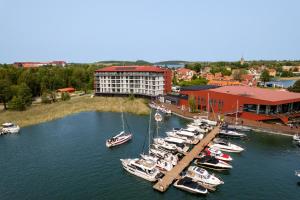 米科瓦伊基Apartamenty Premium N11 Mikołajki - Destigo Hotels的一群船停靠在码头