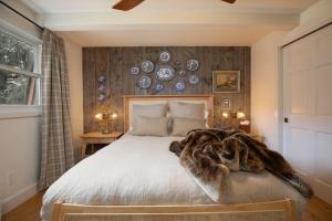 ベールにある2456 Chamonix B2のベッドルーム1室(ベッド1台、壁に皿付)