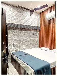 Postel nebo postele na pokoji v ubytování Hotel PVR inn Bhubaneswar- Near railway station with Premium facility#Top Rated Hotel Inn Bhubaneswar