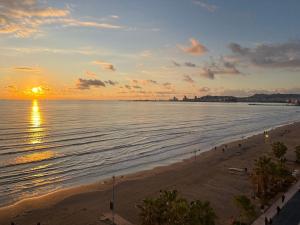 都拉斯Panoramic Sea View Stay Beachfront Center Location的日落时分享有海滩和大海的景致