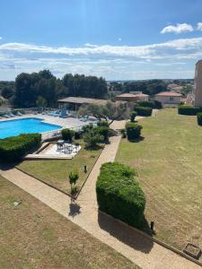 The swimming pool at or close to Studio orcadia piscine climatisation parking wifi