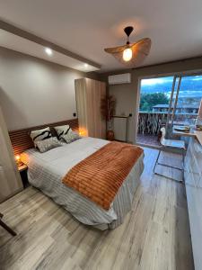 A bed or beds in a room at Studio orcadia piscine climatisation parking wifi