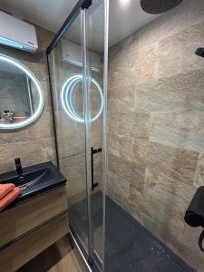 A bathroom at Studio orcadia piscine climatisation parking wifi